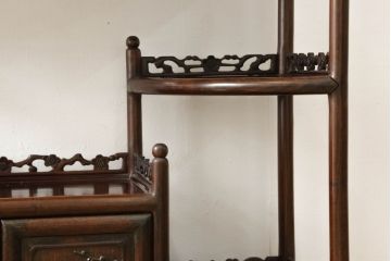 和製ビンテージ　ヴィンテージ家具　花梨(カリン)材　細部まで手の込んだ装飾が見事な飾り棚(茶棚、陳列棚、収納棚)(R-060278)