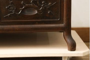 和製ビンテージ　ヴィンテージ家具　花梨(カリン)材　細部まで手の込んだ装飾が見事な飾り棚(茶棚、陳列棚、収納棚)(R-060278)