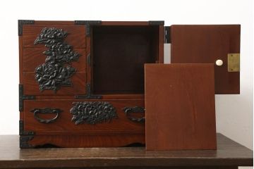 中古　門間箪笥店(門間屋)　仙台箪笥　木地呂塗り　弐番　小ぶりながら存在感と重厚感のある小箪笥(卓上収納、小物収納、小引き出し)(定価約19万4千円)(R-060280)