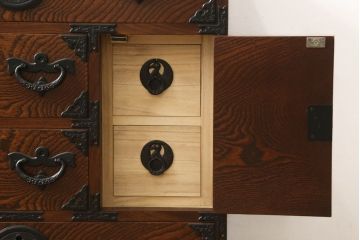 中古　岩谷堂箪笥　迫力ある木目と重厚感ある金具が魅力的な小箪笥(収納箪笥、和たんす、引き出し、チェスト)(R-060287)