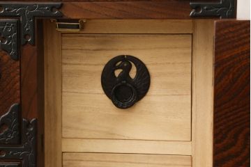 中古　岩谷堂箪笥　迫力ある木目と重厚感ある金具が魅力的な小箪笥(収納箪笥、和たんす、引き出し、チェスト)(R-060287)