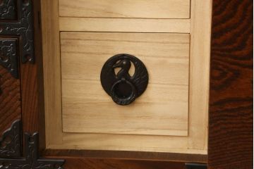 中古　岩谷堂箪笥　迫力ある木目と重厚感ある金具が魅力的な小箪笥(収納箪笥、和たんす、引き出し、チェスト)(R-060287)