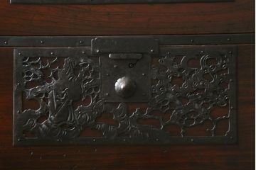 和製アンティーク　明治大正期　前面桐材　細かな透かし金具が目を引く佐渡箪笥ローボード(八幡箪笥、衣装箪笥、収納箪笥、引き出し、ローチェスト、サイドボード)(R-060298)