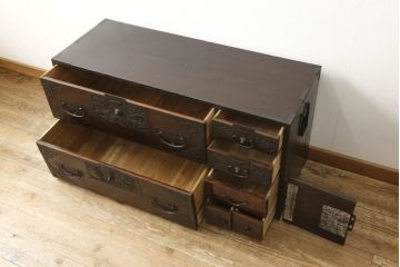 和製アンティーク　明治大正期　前面桐材　細かな透かし金具が目を引く佐渡箪笥ローボード(八幡箪笥、衣装箪笥、収納箪笥、引き出し、ローチェスト、サイドボード)(R-060299)