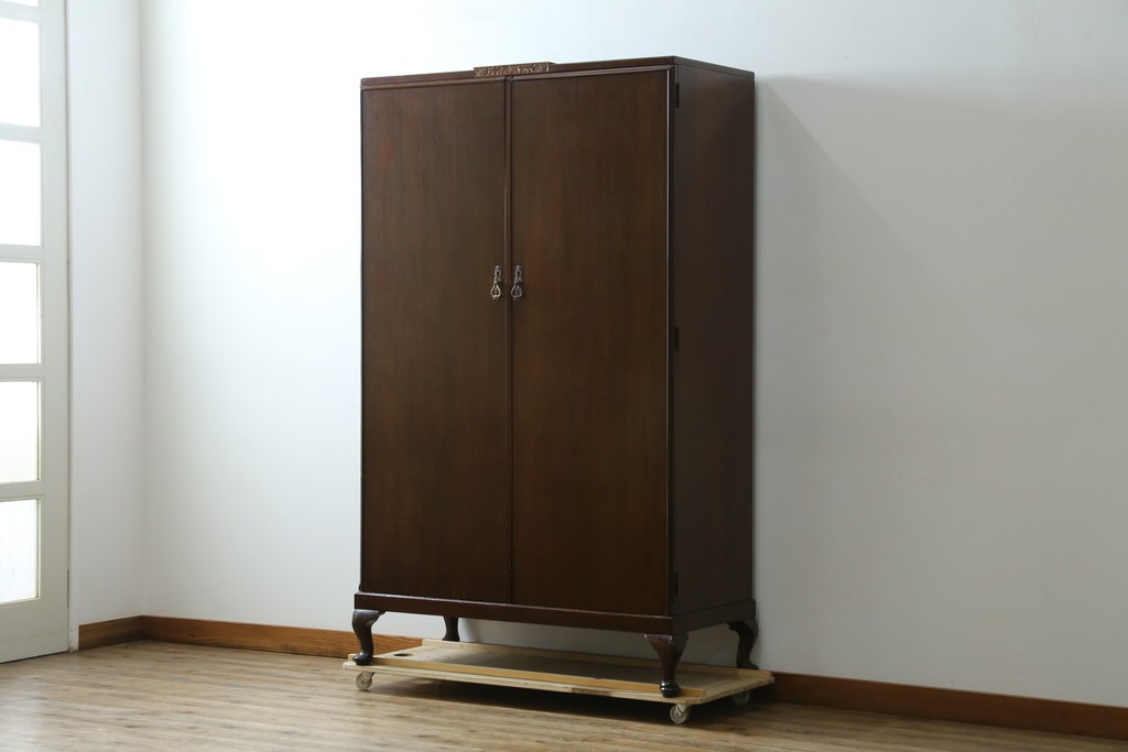 イギリスアンティーク　マホガニー材　薄型がいいね!　クラシカルな雰囲気が素敵な猫脚ワードローブ　(R-060304)