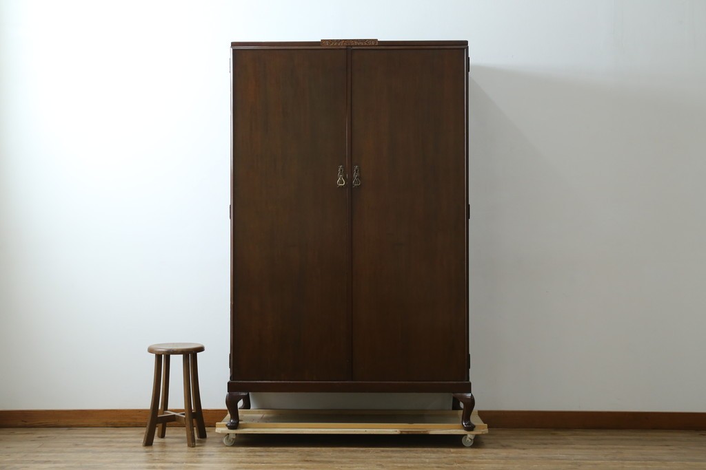 イギリスアンティーク　マホガニー材　薄型がいいね!　クラシカルな雰囲気が素敵な猫脚ワードローブ　(R-060304)