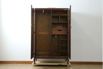 イギリスアンティーク　マホガニー材　薄型がいいね!　クラシカルな雰囲気が素敵な猫脚ワードローブ　(R-060304)