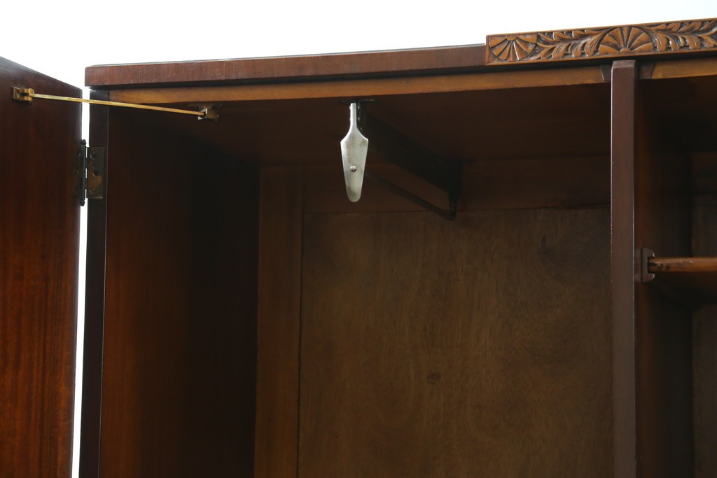 イギリスアンティーク　マホガニー材　薄型がいいね!　クラシカルな雰囲気が素敵な猫脚ワードローブ　(R-060304)