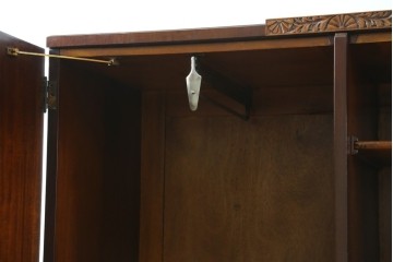 イギリスアンティーク　マホガニー材　薄型がいいね!　クラシカルな雰囲気が素敵な猫脚ワードローブ　(R-060304)