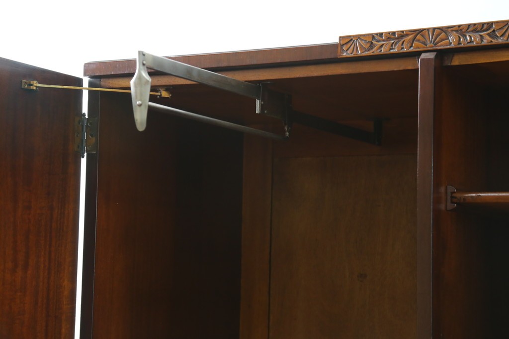 イギリスアンティーク　マホガニー材　薄型がいいね!　クラシカルな雰囲気が素敵な猫脚ワードローブ　(R-060304)