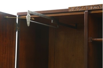 イギリスアンティーク　マホガニー材　薄型がいいね!　クラシカルな雰囲気が素敵な猫脚ワードローブ　(R-060304)