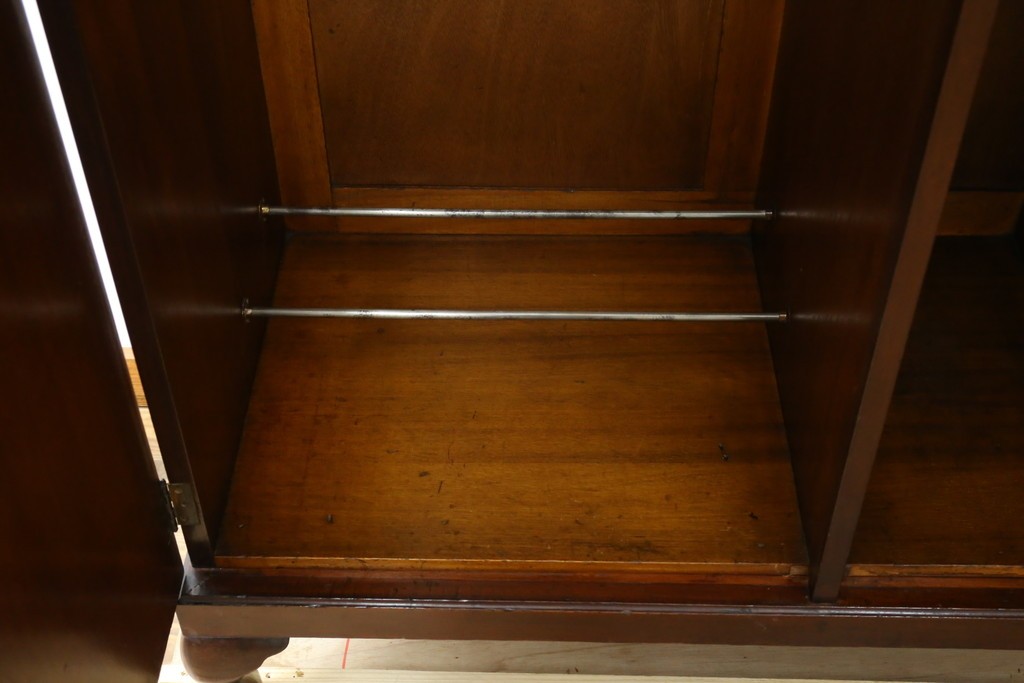 イギリスアンティーク　マホガニー材　薄型がいいね!　クラシカルな雰囲気が素敵な猫脚ワードローブ　(R-060304)