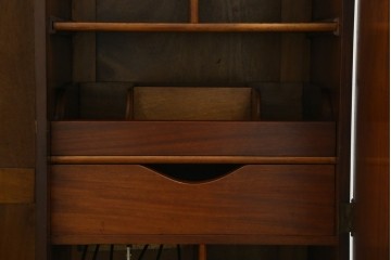 イギリスアンティーク　マホガニー材　薄型がいいね!　クラシカルな雰囲気が素敵な猫脚ワードローブ　(R-060304)