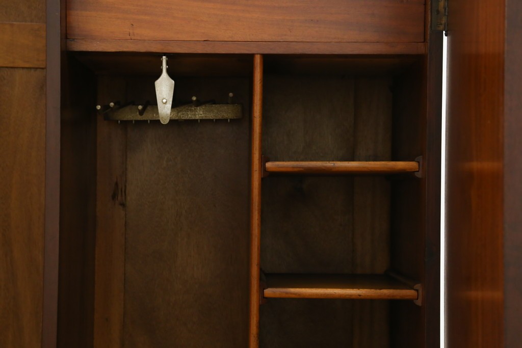 イギリスアンティーク　マホガニー材　薄型がいいね!　クラシカルな雰囲気が素敵な猫脚ワードローブ　(R-060304)