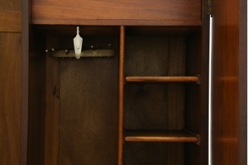 イギリスアンティーク　マホガニー材　薄型がいいね!　クラシカルな雰囲気が素敵な猫脚ワードローブ　(R-060304)