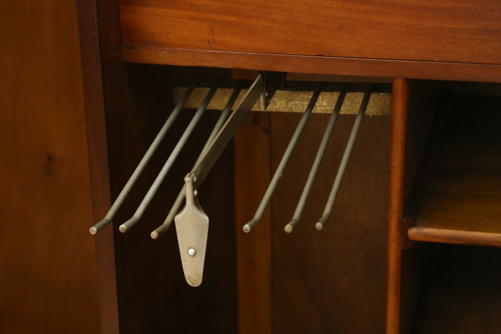 イギリスアンティーク　マホガニー材　薄型がいいね!　クラシカルな雰囲気が素敵な猫脚ワードローブ　(R-060304)