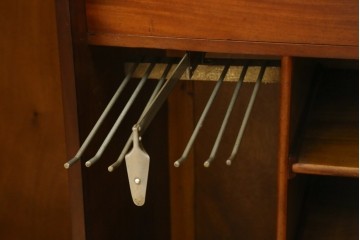 イギリスアンティーク　マホガニー材　薄型がいいね!　クラシカルな雰囲気が素敵な猫脚ワードローブ　(R-060304)