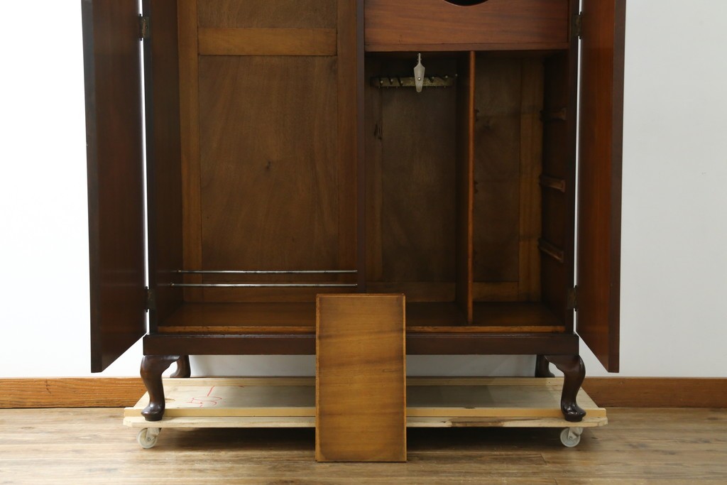 イギリスアンティーク　マホガニー材　薄型がいいね!　クラシカルな雰囲気が素敵な猫脚ワードローブ　(R-060304)