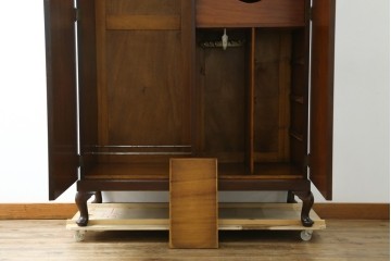 イギリスアンティーク　マホガニー材　薄型がいいね!　クラシカルな雰囲気が素敵な猫脚ワードローブ　(R-060304)