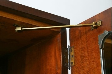 イギリスアンティーク　マホガニー材　薄型がいいね!　クラシカルな雰囲気が素敵な猫脚ワードローブ　(R-060304)