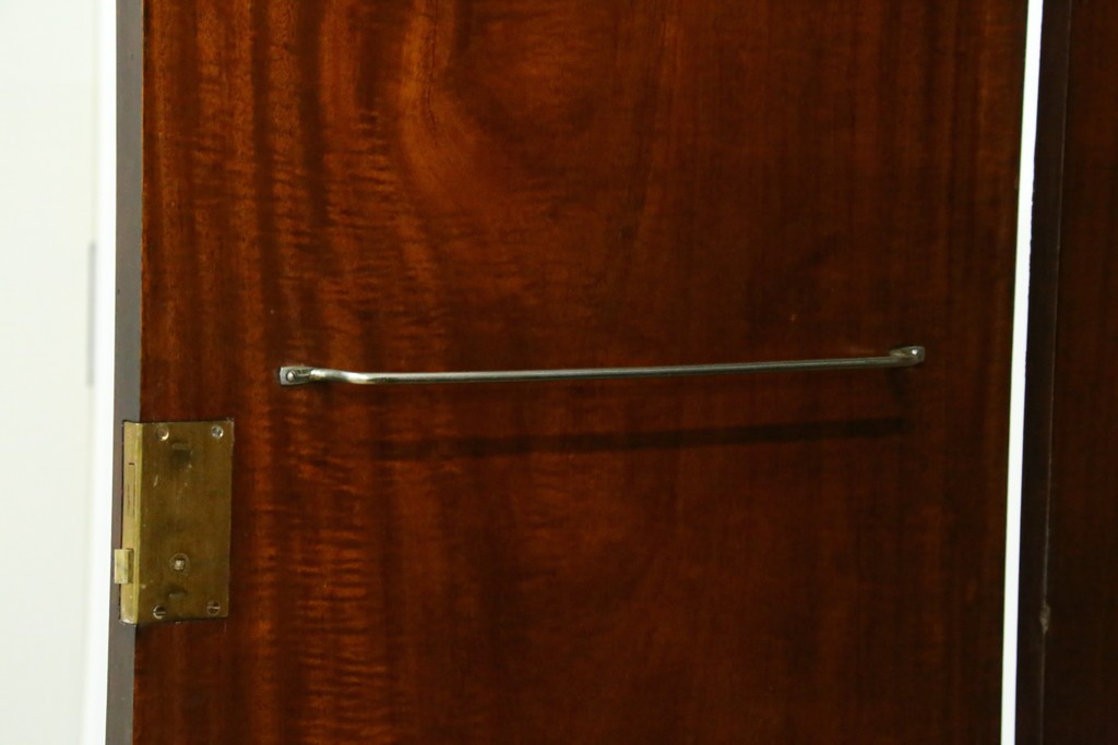 イギリスアンティーク　マホガニー材　薄型がいいね!　クラシカルな雰囲気が素敵な猫脚ワードローブ　(R-060304)