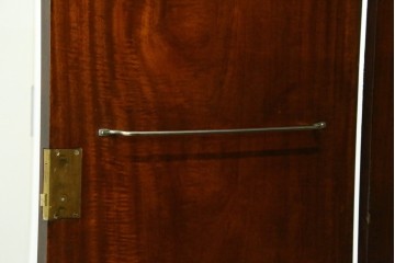 イギリスアンティーク　マホガニー材　薄型がいいね!　クラシカルな雰囲気が素敵な猫脚ワードローブ　(R-060304)