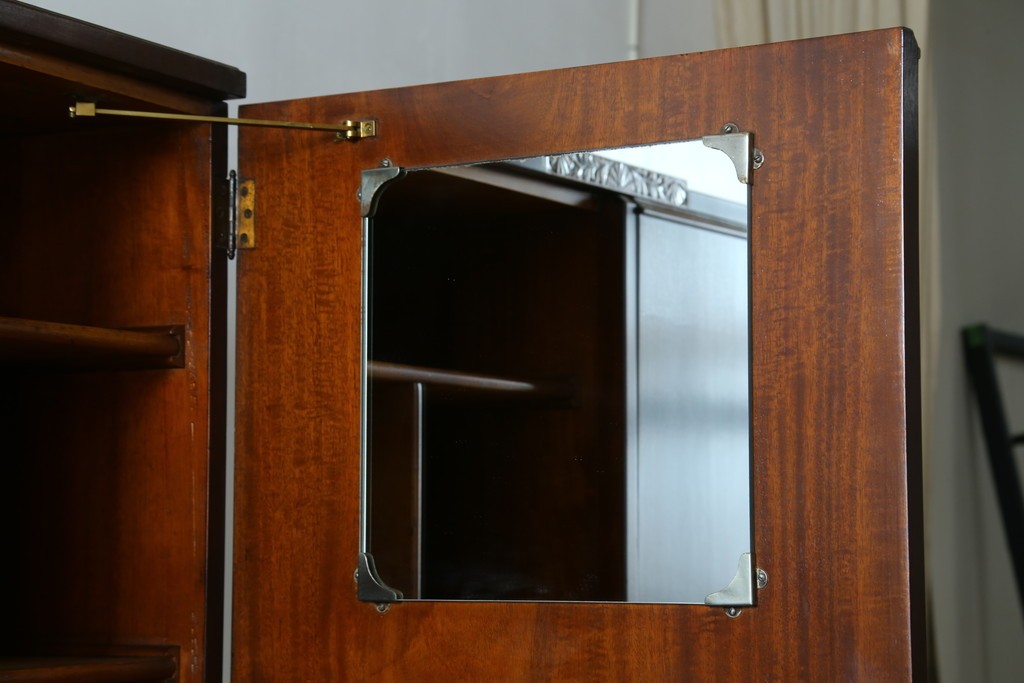 イギリスアンティーク　マホガニー材　薄型がいいね!　クラシカルな雰囲気が素敵な猫脚ワードローブ　(R-060304)