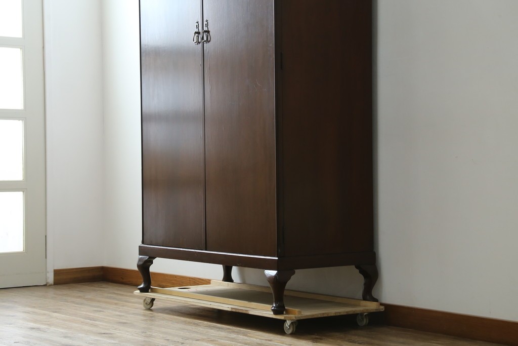 イギリスアンティーク　マホガニー材　薄型がいいね!　クラシカルな雰囲気が素敵な猫脚ワードローブ　(R-060304)