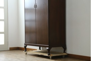 イギリスアンティーク　マホガニー材　薄型がいいね!　クラシカルな雰囲気が素敵な猫脚ワードローブ　(R-060304)