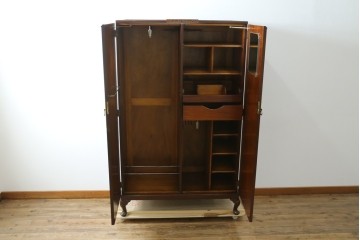 イギリスアンティーク　マホガニー材　薄型がいいね!　クラシカルな雰囲気が素敵な猫脚ワードローブ　(R-060304)