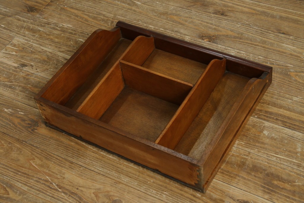 イギリスアンティーク　マホガニー材　薄型がいいね!　クラシカルな雰囲気が素敵な猫脚ワードローブ　(R-060304)