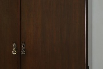 イギリスアンティーク　マホガニー材　薄型がいいね!　クラシカルな雰囲気が素敵な猫脚ワードローブ　(R-060304)