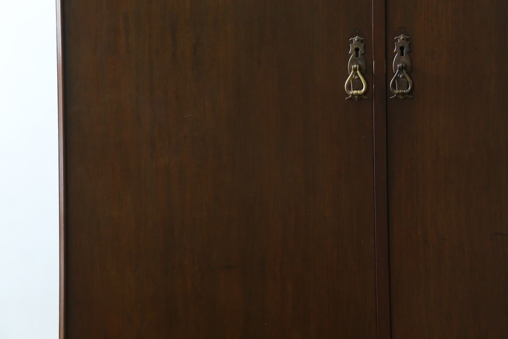 イギリスアンティーク　マホガニー材　薄型がいいね!　クラシカルな雰囲気が素敵な猫脚ワードローブ　(R-060304)