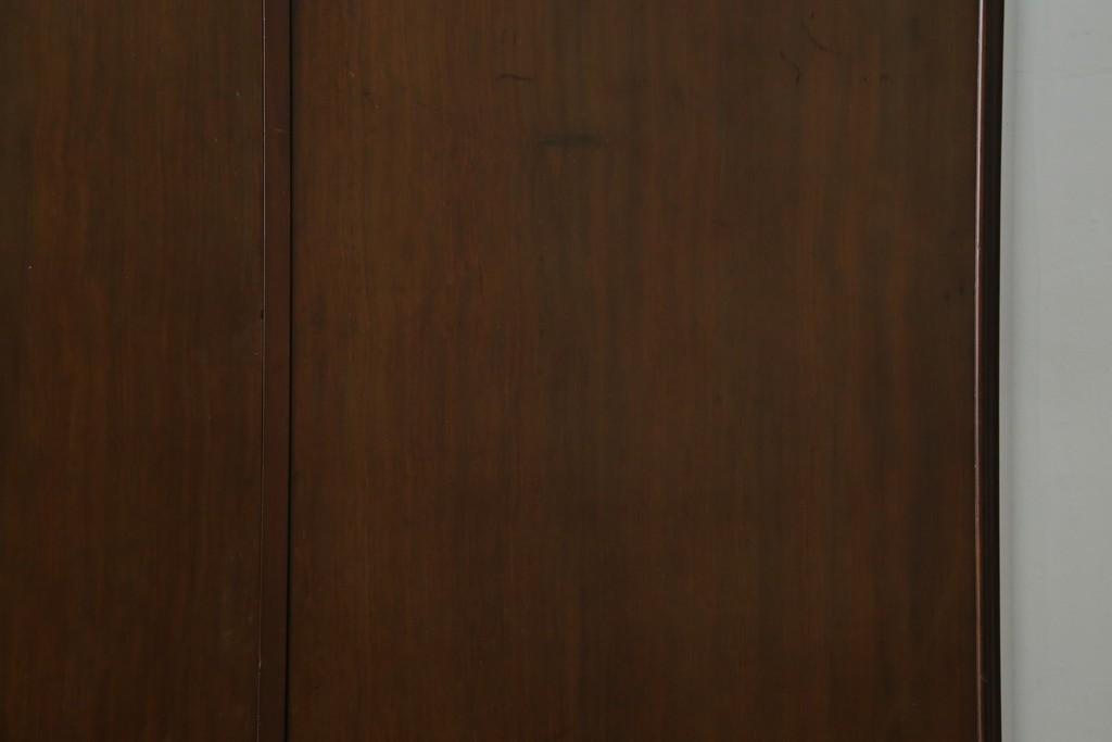 イギリスアンティーク　マホガニー材　薄型がいいね!　クラシカルな雰囲気が素敵な猫脚ワードローブ　(R-060304)