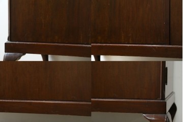 イギリスアンティーク　マホガニー材　薄型がいいね!　クラシカルな雰囲気が素敵な猫脚ワードローブ　(R-060304)