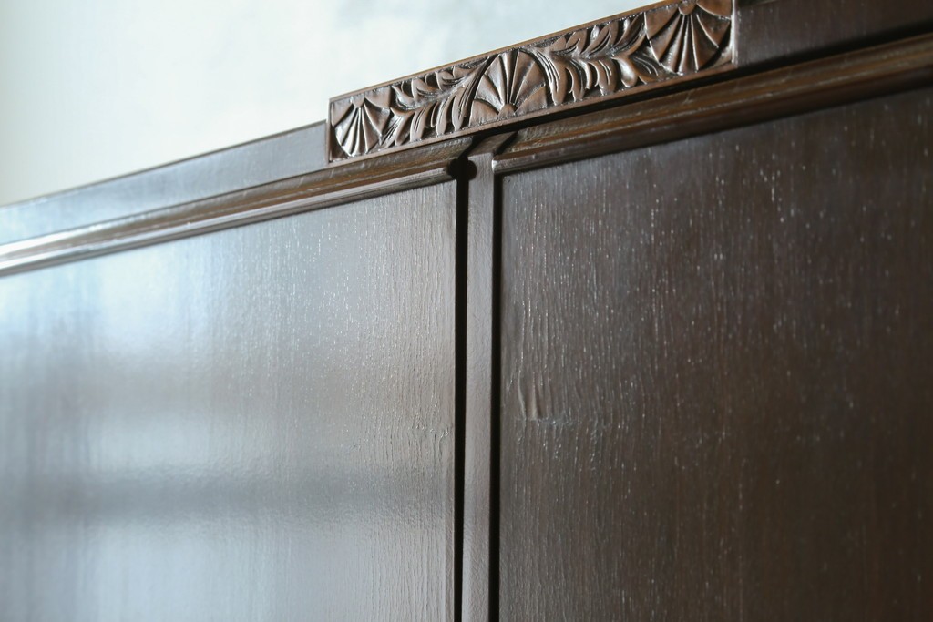 イギリスアンティーク　マホガニー材　薄型がいいね!　クラシカルな雰囲気が素敵な猫脚ワードローブ　(R-060304)