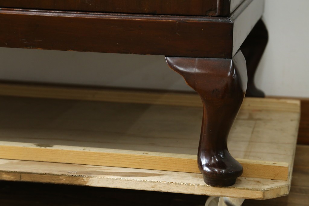 イギリスアンティーク　マホガニー材　薄型がいいね!　クラシカルな雰囲気が素敵な猫脚ワードローブ　(R-060304)