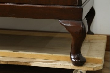 イギリスアンティーク　マホガニー材　薄型がいいね!　クラシカルな雰囲気が素敵な猫脚ワードローブ　(R-060304)