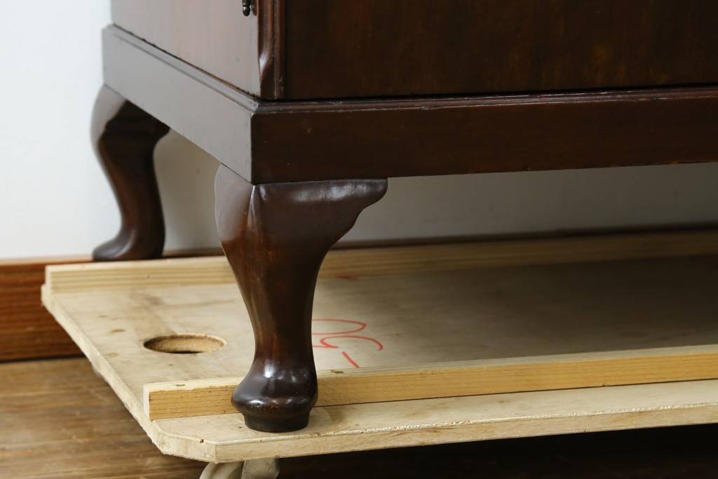 イギリスアンティーク　マホガニー材　薄型がいいね!　クラシカルな雰囲気が素敵な猫脚ワードローブ　(R-060304)