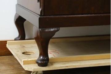 イギリスアンティーク　マホガニー材　薄型がいいね!　クラシカルな雰囲気が素敵な猫脚ワードローブ　(R-060304)