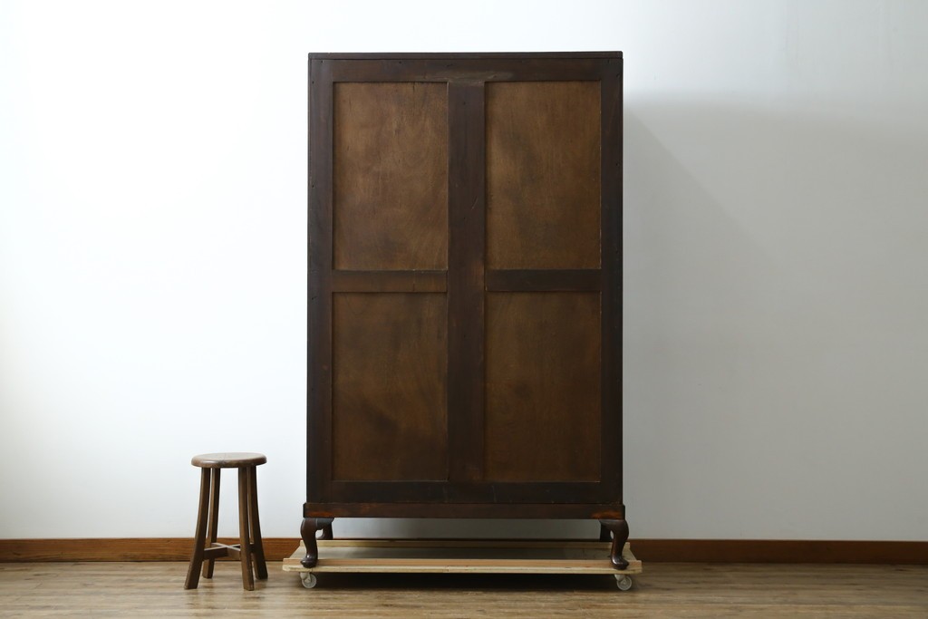 イギリスアンティーク　マホガニー材　薄型がいいね!　クラシカルな雰囲気が素敵な猫脚ワードローブ　(R-060304)