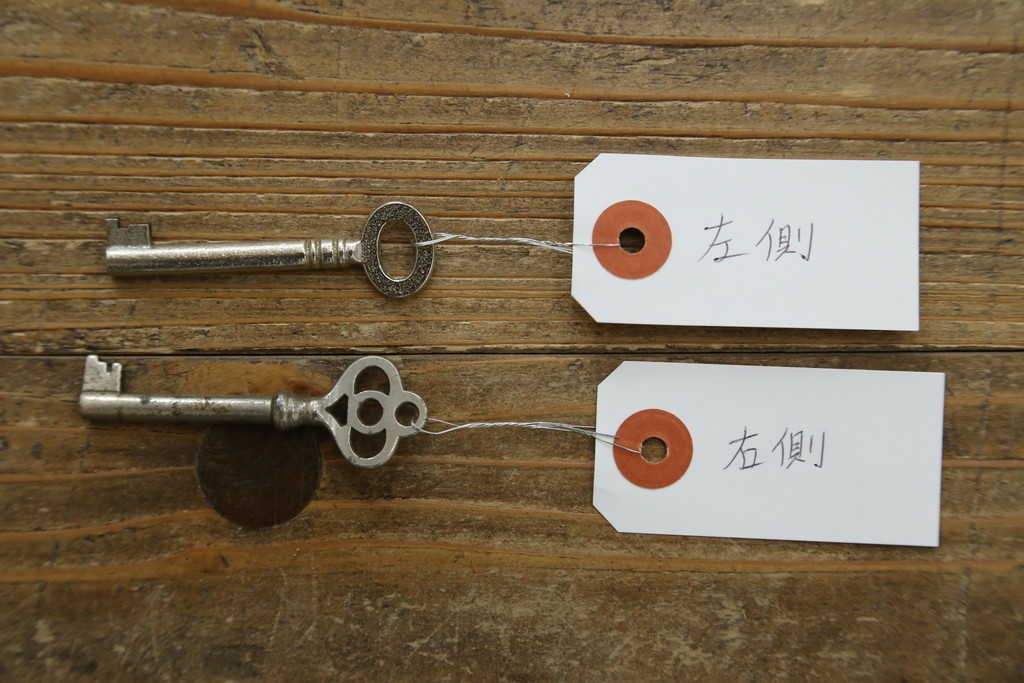 イギリスアンティーク　マホガニー材　薄型がいいね!　クラシカルな雰囲気が素敵な猫脚ワードローブ　(R-060304)