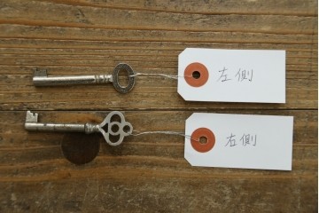 イギリスアンティーク　マホガニー材　薄型がいいね!　クラシカルな雰囲気が素敵な猫脚ワードローブ　(R-060304)