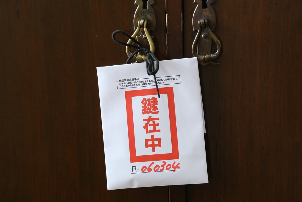 イギリスアンティーク　マホガニー材　薄型がいいね!　クラシカルな雰囲気が素敵な猫脚ワードローブ　(R-060304)