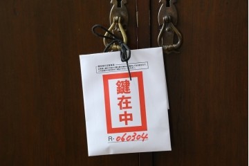 イギリスアンティーク　マホガニー材　薄型がいいね!　クラシカルな雰囲気が素敵な猫脚ワードローブ　(R-060304)