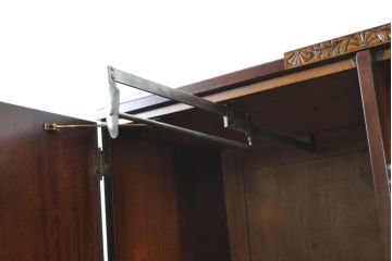 イギリスアンティーク　マホガニー材　薄型がいいね!　クラシカルな雰囲気が素敵な猫脚ワードローブ(収納棚、キャビネット、戸棚、洋服タンス)(R-060304)