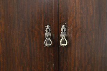 イギリスアンティーク　マホガニー材　薄型がいいね!　クラシカルな雰囲気が素敵な猫脚ワードローブ(収納棚、キャビネット、戸棚、洋服タンス)(R-060304)