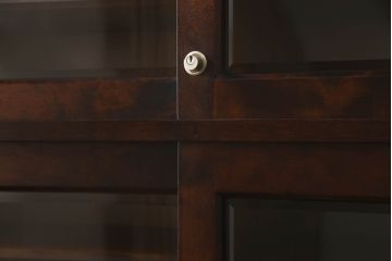 中古　北海道民芸家具　美しい木肌とシックな佇まいが魅力的な重ね戸棚(収納棚、戸棚、食器棚)(R-060305)