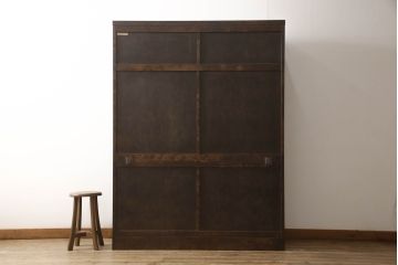 中古　北海道民芸家具　美しい木肌とシックな佇まいが魅力的な重ね戸棚(収納棚、戸棚、食器棚)(R-060305)