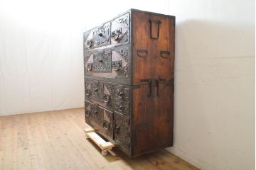 和製アンティーク　上手物!　繊細ながらも大きく立派な透かし金具が目を引く佐渡箪笥(八幡箪笥、衣装箪笥、引き出し、和タンス、収納箪笥)(R-060307)